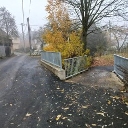 Zábradlí u Vraného rybníka v Chroustově  1