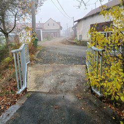 Zábradlí u Vraného rybníka v Chroustově  2