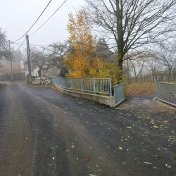 Zábradlí u Vraného rybníka v Chroustově  3